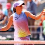 रोलैंड-गारोस में 26 वीं सीधी जीत के बाद सेमीफाइनल में सबलेनका का सामना करने के लिए खिताब-धारक स्वियाटेक