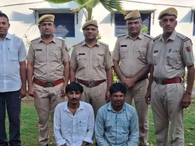 'लड़की' को एक संदेश मिला, मैं अकेला हूँ, आओ, आओ और भागो जैसे ही तुम युवक तक पहुँचे, कमरे में प्रवेश करते ही कपड़े खोले, फिर ...
