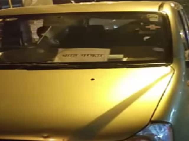 व्यक्ति ‘सरकारी वाहन’ के साथ चलता था, भारत सरकार को चिपचिपा स्टिकर पर चिपकाया, पुलिस ने आईडी को देखने पर डंडे लगाए!