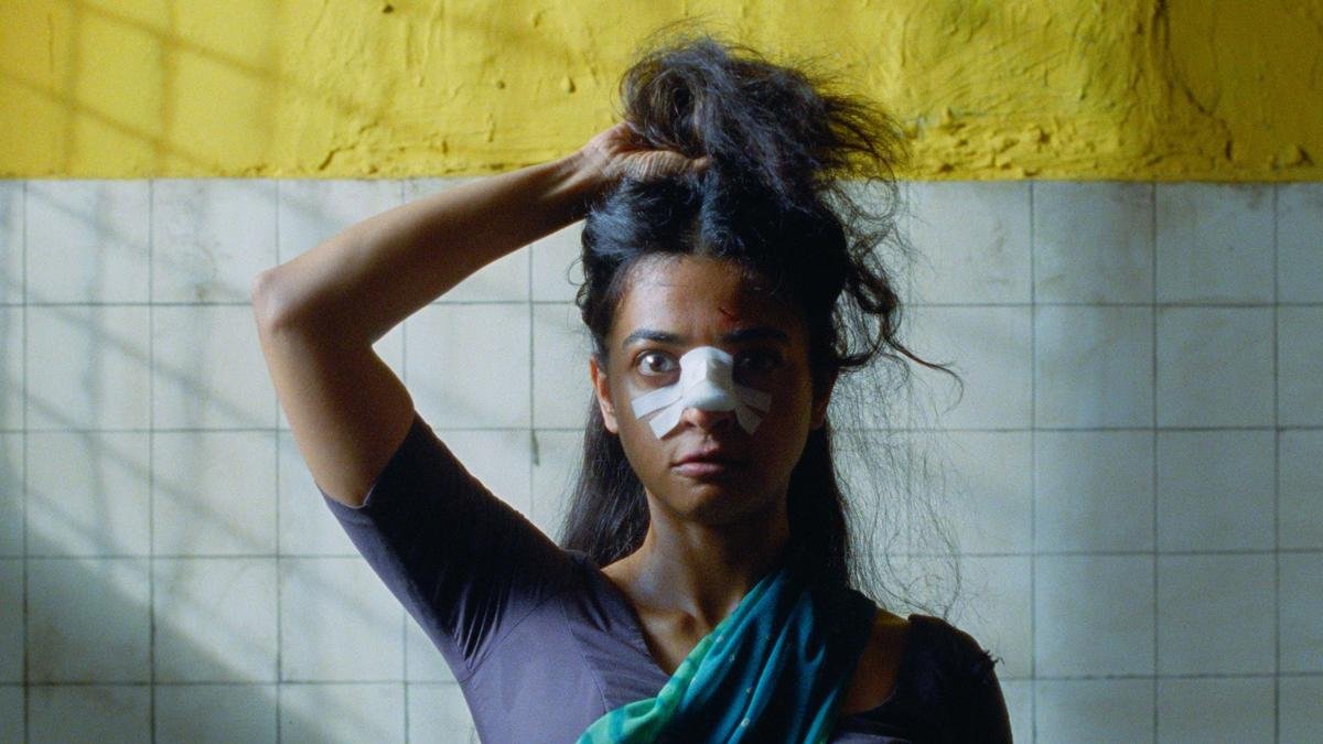 'सिस्टर मिडनाइट' मूवी रिव्यू: राधिका आप्ट ने इस पंक ब्लैक कॉमेडी को ऊंचा किया