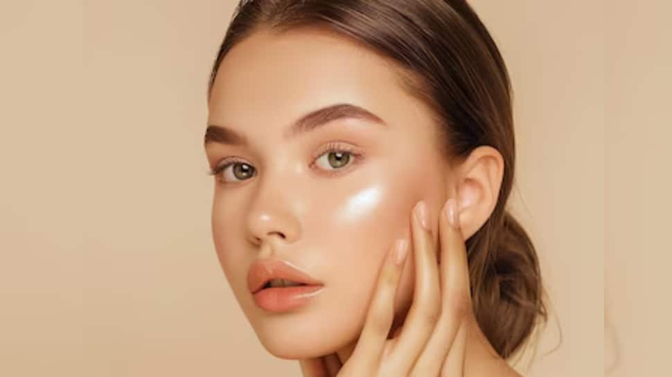 सुबह तक निर्दोष त्वचा चाहते हैं? इन 8 आदतों को अपनी रात स्किनकेयर रूटीन में जोड़ें