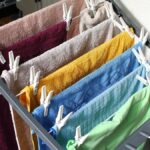 सूखने वाले कपड़े के लिए एंटी-बैक्टीरियल डिटर्जेंट: मानसून के दौरान अपने कपड़ों को ताजा और साफ रखने के लिए टिप्स