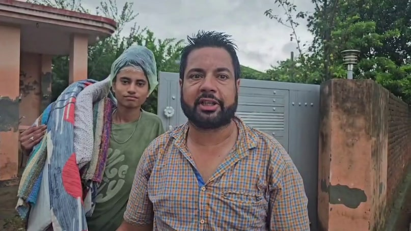 हरियाणा के यमुननगर जिले में बाढ़: सिर पर खट, कंधे पर बिस्तर और सोम नदी के कहर उड़ाने, लोग खानुवाला गांव से चले गए
