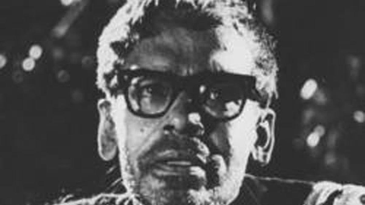 हिंदी वक्ताओं का समाज रितविक घाटक के शताब्दी का जश्न मनाने का नेतृत्व करता है