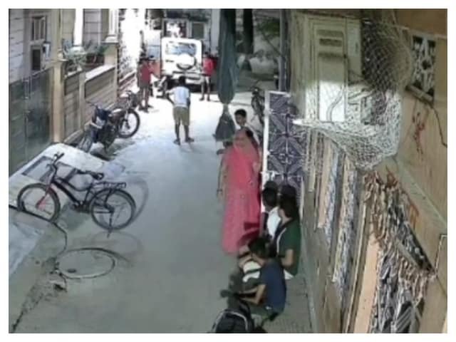 बच्चों और बच्चों के खेल में, महाभारत में 2 परिवार, लाठी-स्टिक्स और 8 घायल