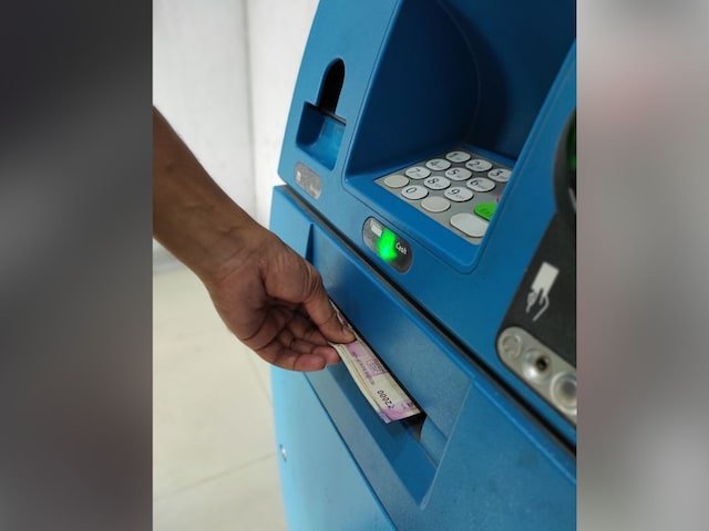 6 युवकों ने आधी रात एटीएम में प्रवेश किया, 14 मिनट के बाद, पूरा बॉक्स गायब हो गया!