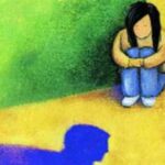 70 -वर्षीय बूढ़े आदमी को 5 -वर्ष की लड़की द्वारा बहकाया गया था, कपड़े खोलने की ऐसी मांग