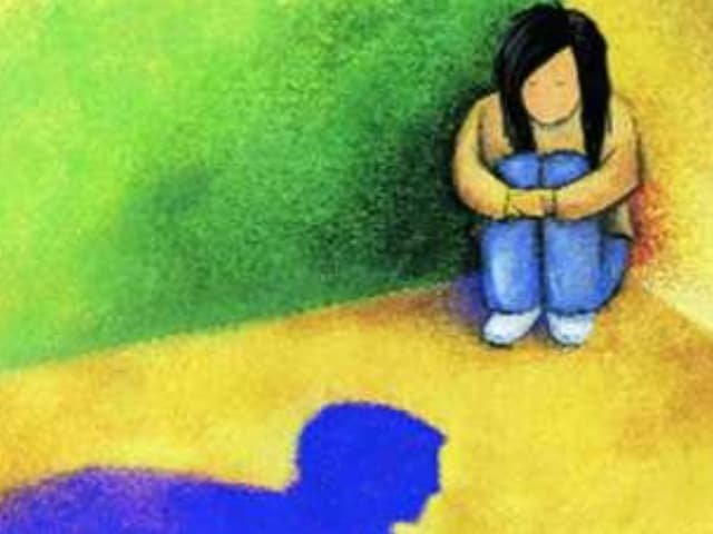70 -वर्षीय बूढ़े आदमी को 5 -वर्ष की लड़की द्वारा बहकाया गया था, कपड़े खोलने की ऐसी मांग