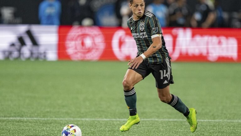 Chicharito ने लिंग भूमिकाओं पर 'वेरी सेक्सिस्ट' टिप्पणी के लिए मेक्सिको में बैकलैश का सामना किया