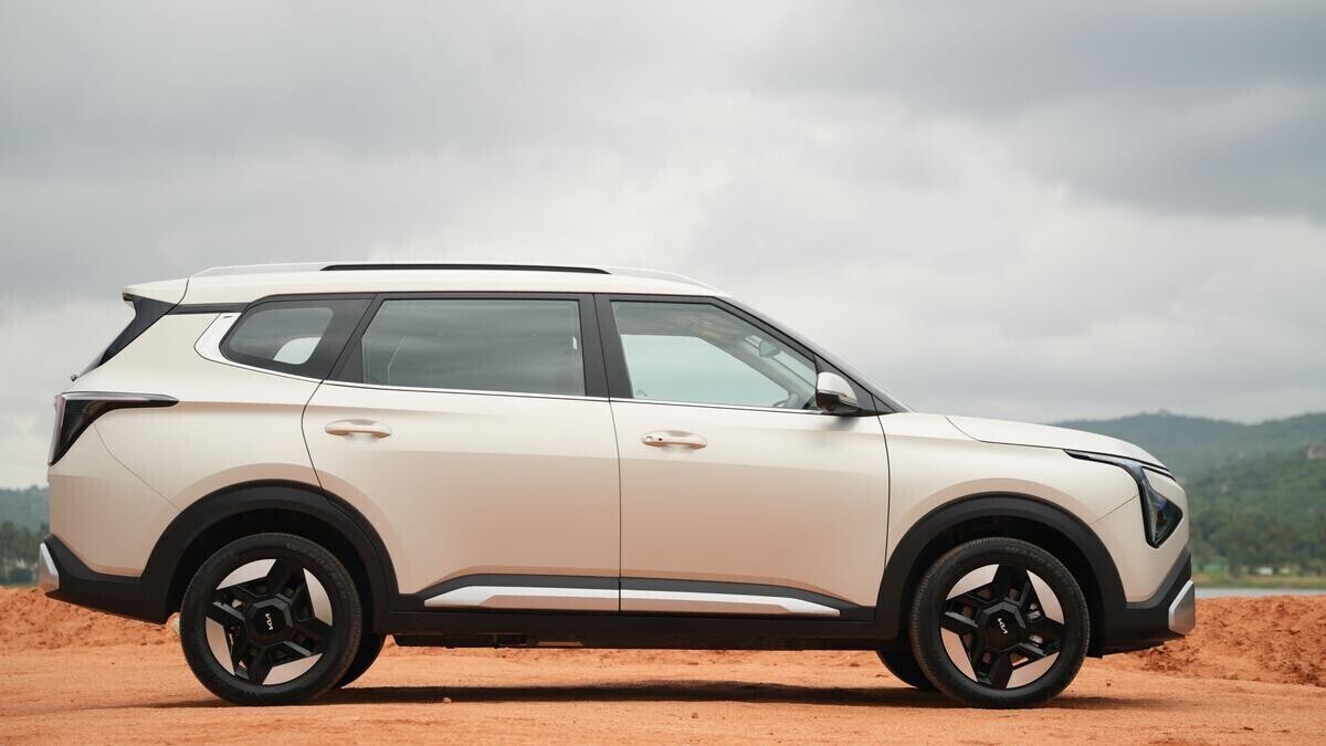 KIA CARENS CLAVIS EV समीक्षा | यह देश में सबसे सुलभ तीन-पंक्ति इलेक्ट्रिक एमपीवी है