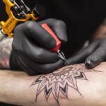 आपका पहला टैटू हो रहा है? बुनियादी दिशानिर्देश हर प्रथम-टाइमर को स्याही से पहले ध्यान में रखना चाहिए