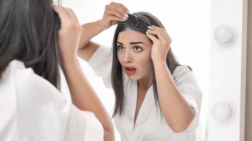 इन 9 प्राकृतिक और आसान घरेलू उपचारों के साथ भूरे बालों को समय से पहले अलविदा कहें