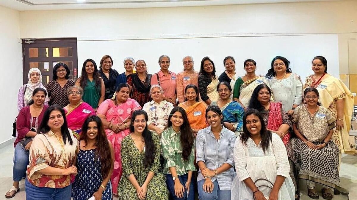 उनके अल्मा मेटर को तीन रोज़ेरियन का उपहार