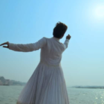 ऋषह रिक्हिराम शर्मा ने जलते हुए घाट का खुलासा किया, वाराणसी की शाश्वत लौ के लिए एक भावपूर्ण सितार श्रद्धांजलि