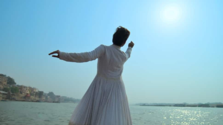 ऋषह रिक्हिराम शर्मा ने जलते हुए घाट का खुलासा किया, वाराणसी की शाश्वत लौ के लिए एक भावपूर्ण सितार श्रद्धांजलि