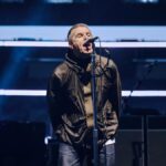 ओएसिस प्रशंसकों को 'सुपरसोनिक' 'भेजता है क्योंकि कार्डिफ़ में लंबे समय से प्रतीक्षित पुनर्मिलन दौरा शुरू होता है