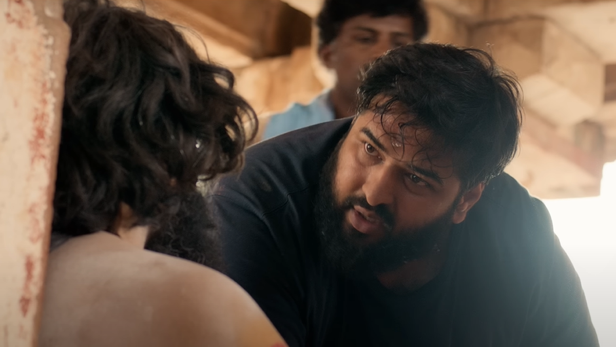 'कपता नताका सूत्रधारी' मूवी रिव्यू: धिरज एमवी डेब्यू एक बहादुर राजनीतिक व्यंग्य के साथ