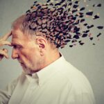 कयामत स्किपिंग भोजन के लिए स्क्रॉल करना: डॉक्टर 5 रोजमर्रा की आदतें साझा करते हैं जो आपके मस्तिष्क की उम्र बढ़ रही हैं