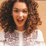 गर्मी में घुंघराले बाल: अपने कर्ल को परिभाषित और हाइड्रेटेड कैसे रखें