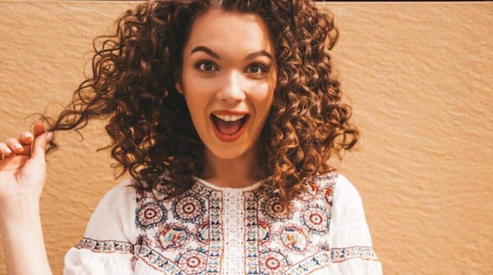 गर्मी में घुंघराले बाल: अपने कर्ल को परिभाषित और हाइड्रेटेड कैसे रखें