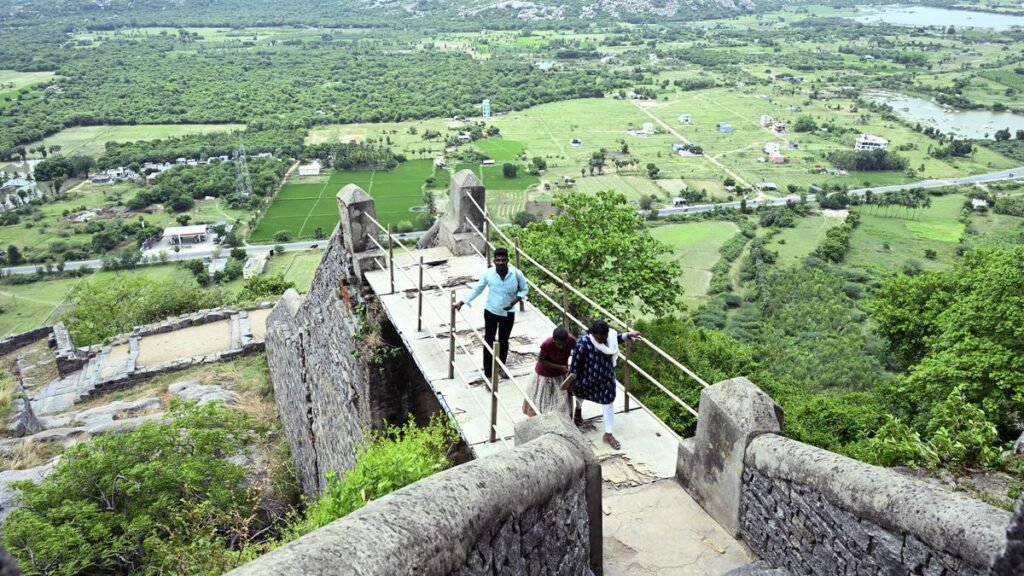गिंगी किले के लिए एक गाइड, अब एक यूनेस्को विश्व विरासत स्थल