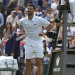 जोकोविच विंबलडन इतिहास के लिए बोली लगाते हैं, पापी तीन में टहलता है