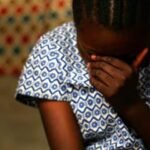 दूसरी ओर, पत्नी काम पर चली गई, पति ने 8 -वर्ष की बेटी के साथ बलात्कार किया।