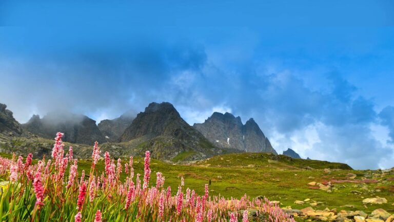 पहाड़ी-प्रेमी बंगाल यात्रियों के लिए, उत्तराखंड मौसम का स्वाद है