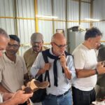प्रादा तकनीकी टीम कोल्हापुरी चैपल कारीगरों का दौरा करती है, नमूने लेती है, अपने विवादास्पद चमड़े के सैंडल के समान मूल डिजाइन को उपहार में दिया