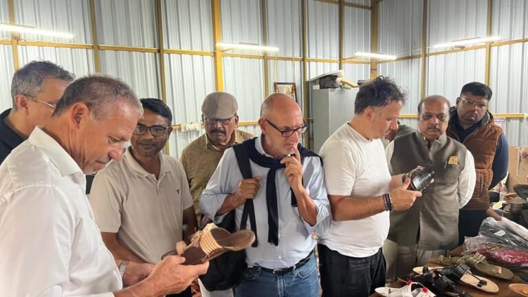 प्रादा तकनीकी टीम कोल्हापुरी चैपल कारीगरों का दौरा करती है, नमूने लेती है, अपने विवादास्पद चमड़े के सैंडल के समान मूल डिजाइन को उपहार में दिया