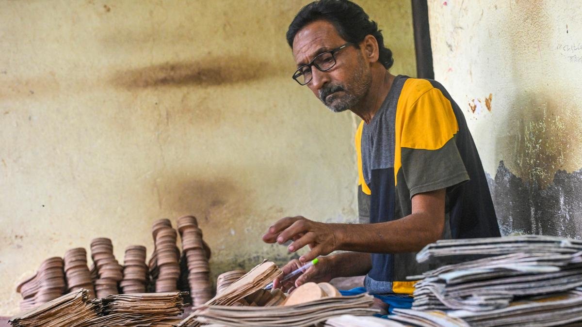 फ्रेम में समाचार | Kolhapuri Chappals ठाठ रनवे पर चलते हैं