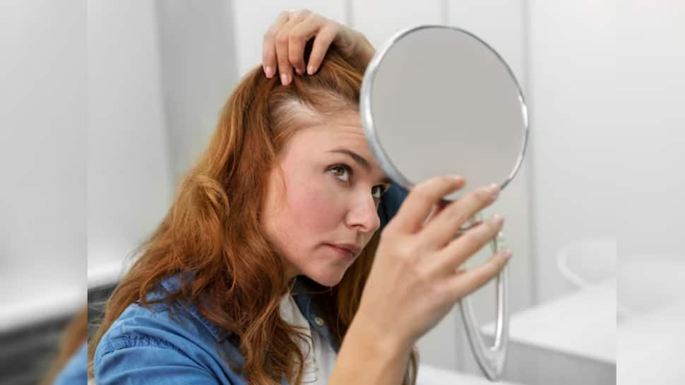 मानसून में बाल गिरते हैं? यहां बताया गया है कि इसे सरल और प्रभावी बारिश के मौसम के बालों की देखभाल के टिप्स के साथ कैसे रोका जाए