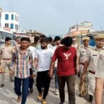 दोस्त को सड़क पर जमानत और बदमाश गिरोह मिला, पुलिस ने एक जुलूस निकाला