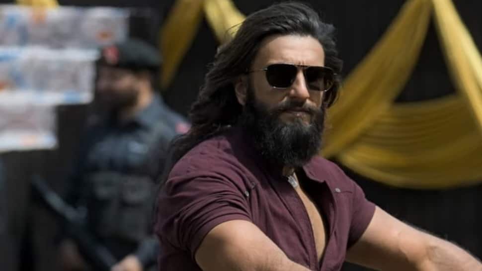रणवीर सिंह धुरंधर फर्स्ट लुक एक्स रिव्यू: इंटरनेट हेल्स अभिनेता अपने 40 वें जन्मदिन पर क्रूर वापसी करते हैं