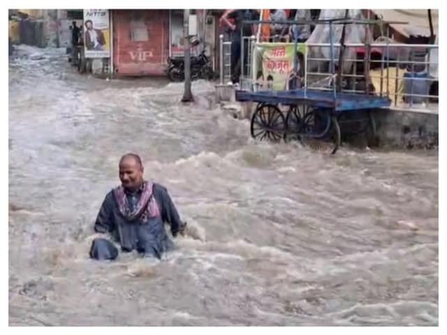 राजस्थान में वर्षा, चुूर में सड़कों पर पानी, कुछ लोग डूबने के कारण मर जाते हैं