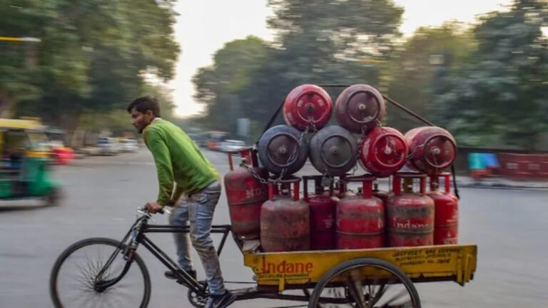 वाणिज्यिक एलपीजी सिलेंडर 58.50 रुपये तक सस्ता हो जाते हैं, घरेलू दर अपरिवर्तित | संशोधित कीमतों की जाँच करें