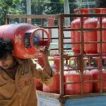 सिलेंडर जैसे ही पति से निकलते थे, अचानक लौटते हुए पति ने इस तरह का एक दृश्य देखा