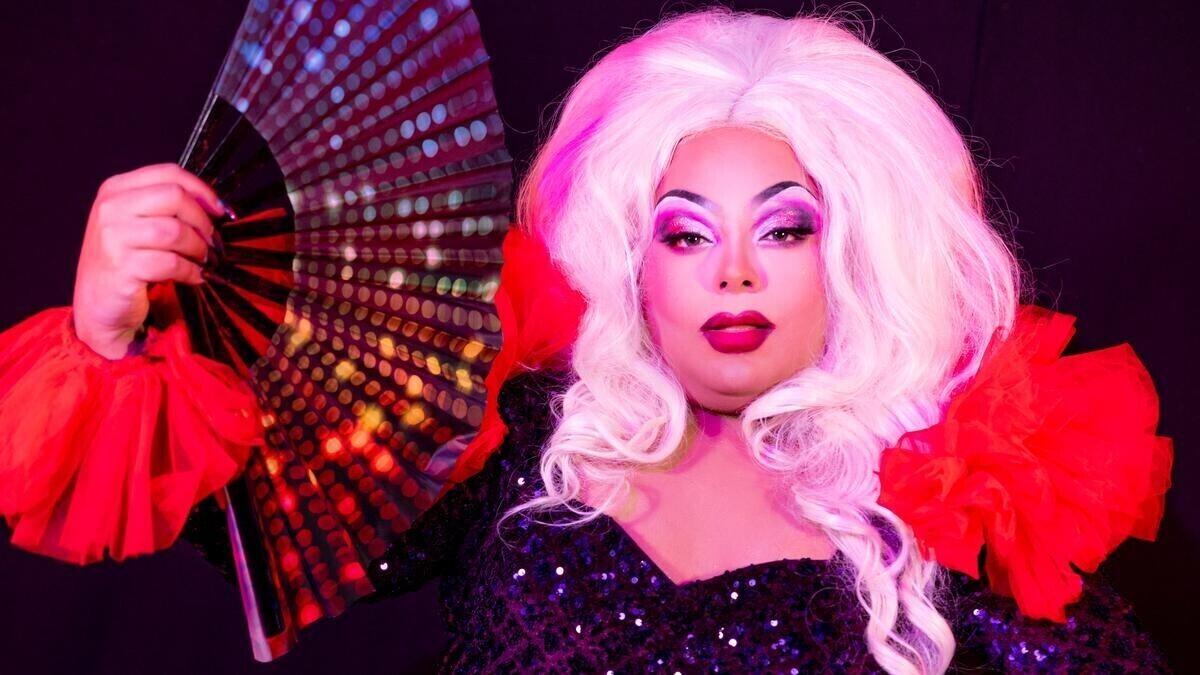 सुपरक्यून्स में इन ड्रैग आर्टिस्ट को पकड़ें, दिल्ली में पियानो मैन में एक संगीत