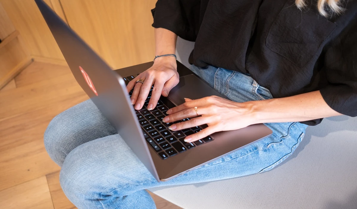 स्वास्थ्य युक्तियाँ: लैपटॉप को गोद में रखने से काम करना प्रजनन समस्या का कारण बन सकता है, स्वास्थ्य के लिए भी अच्छा नहीं है
