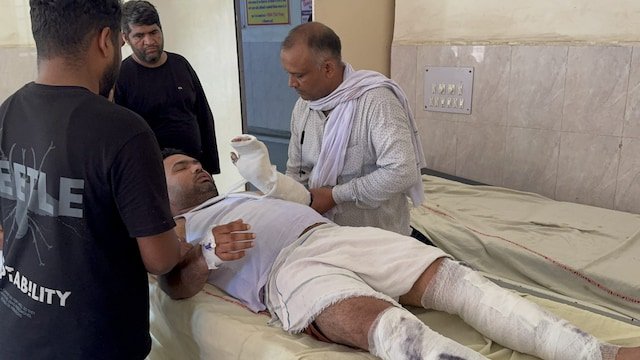 जेई, हाथ और दोनों पैरों पर घातक हमला, गंभीर स्थिति में अस्पताल में भर्ती हो गया