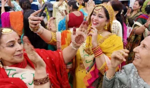 हरियाली टीज 2025: महिलाएं पति के लंबे जीवन और खुश विवाहित जीवन के लिए हरियाली का निरीक्षण करती हैं