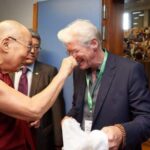 हॉलीवुड स्टार रिचर्ड गेरे ने धरमशला में दलाई लामस 90 वें जन्मदिन समारोह में भाग लिया