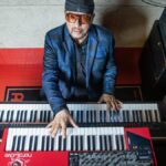 80 के दशक के मध्य में, लुइज़ बैंक न्यू ऑरलियन्स एंड कंपनी के साथ अपने सहयोग के हिस्से के रूप में नई दिल्ली के द पियानो मैन, एल्डेको सेंटर में प्रदर्शन करेंगे।