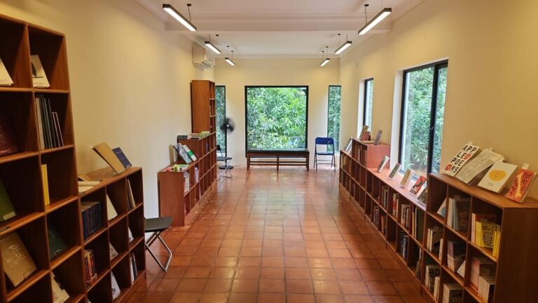 कोच्चि में यह छोटी सी किताबों की दुकान स्वतंत्र प्रकाशकों और कलाकारों के कार्यों को प्रदर्शित कर रही है