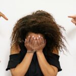 क्या बच्चों को बुलियों पर वापस मारा जाना चाहिए? मनोचिकित्सक बताते हैं कि माता -पिता को क्या पता होना चाहिए