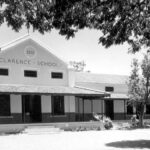 क्लेरेंस हाई स्कूल ने 110 वीं वर्षगांठ को चिह्नित करने के लिए चित्र पोस्टकार्ड रिलीज़ किया