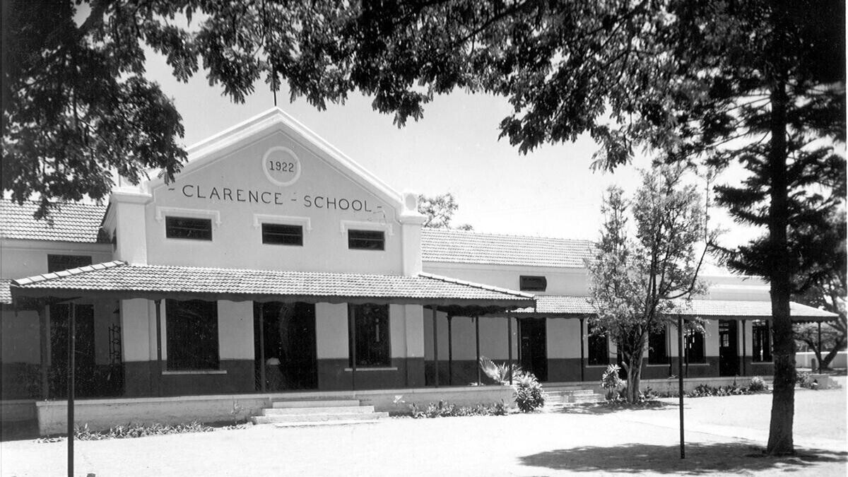 क्लेरेंस हाई स्कूल ने 110 वीं वर्षगांठ को चिह्नित करने के लिए चित्र पोस्टकार्ड रिलीज़ किया