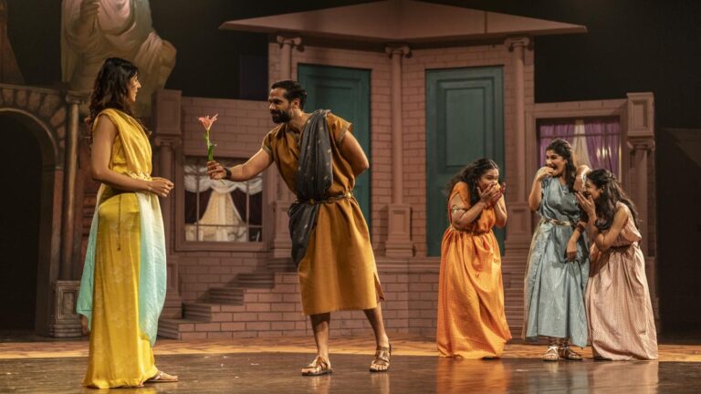 थिएटर, कॉमेडी पर नील भूपलम और कामनी ऑडिटोरियम में घोड़े का प्रदर्शन