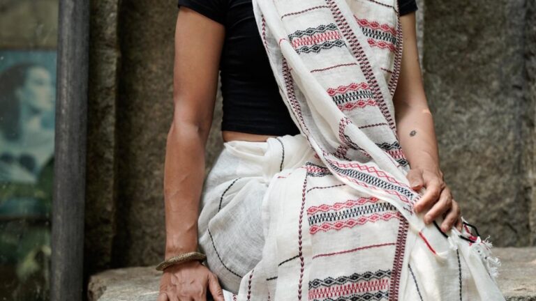 द निलगिरिस स्टोरी: शॉल, स्कार्फ, होम टेक्सटाइल्स और लिनन सरिस की क्यूरेटेड लाइन का एक शोकेस, टोडा कारीगरों द्वारा दस्तकारी