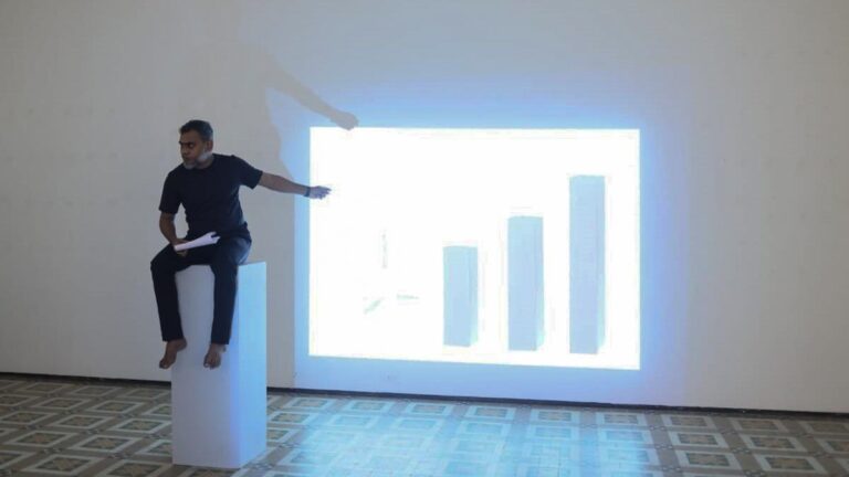 प्रदर्शन कलाकार श्री विष्णुप्रसाद के 'फुटनोट्स' ने जलवायु परिवर्तन की खोज की और कोच्चि के तटीय क्षेत्रों पर इसका प्रभाव